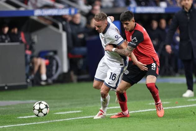 GER, UEFA CL, Bayer 04 Leverkusen GER vs Inter Milan ITA , 10 12 2024, BayArena, Leverkusen, GER, UEFA CL, Bayer 04 Leverkusen GER vs Inter Milan ITA , , pictured Davide Frattesi Inter Milan 16 , in duel against Piero Hincapie Leverkusen 3 , nordphotoxGmbHx xMeuter nph00351