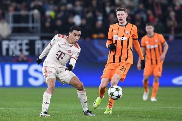 Soccer UEFA Champions League Matchday 6 Shakhtar Donetsk FC Bayern Munich on 10 12 2024 at the Arena AufSchalke in Gelsenkirchen Jamal Musiala Munich , left Artem Bondarenko Donetsk , right xRx