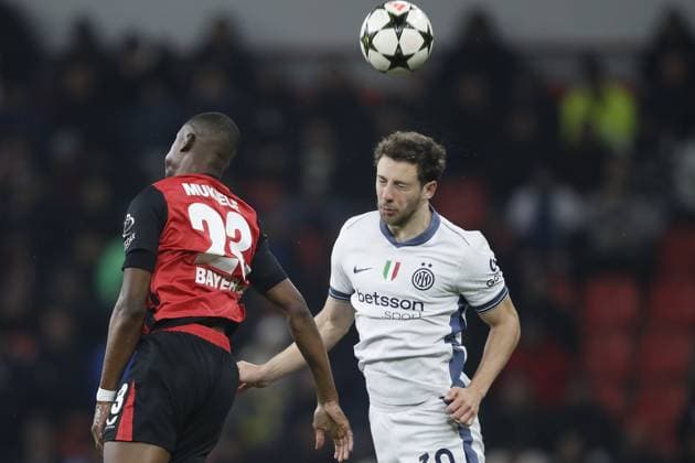 LEVERKUSEN - (l-r) Nordi Mukiele of Bayer 04 Leverkusen, Carlos Augusto of FC Internazionale Milano during the UEFA Champions league match between Bayer 04 Leverkusen and FC Internazionale Milano at the Bay Arena on Dec. 10, 2024 in Leverkusen, Germany. ANP Hollandse Hoogte BART STOUTJESDIJK UEFA Champions League 2024 25 League phase 6 2024 25 xVIxANPxSportx xBartxStoutjesdijkxIVx 515410475 originalFilename: 515410475.jpg