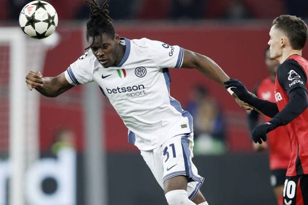 LEVERKUSEN - (l-r) Yann Bisseck of FC Internazionale Milano, Florian Wirtz of Bayer 04 Leverkusen during the UEFA Champions league match between Bayer 04 Leverkusen and FC Internazionale Milano at the Bay Arena on Dec. 10, 2024 in Leverkusen, Germany. ANP Hollandse Hoogte BART STOUTJESDIJK UEFA Champions League 2024 25 League phase 6 2024 25 xVIxANPxSportx xBartxStoutjesdijkxIVx 515410487 originalFilename: 515410487.jpg