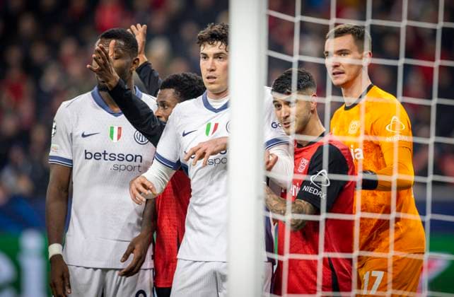 Leverkusen, Germany 10th Dec 2024 Nathan Tella LEV Alessandro Bastoni Inter Exequiel Palacios LEV Matej Kovar LEV Bayer Leverkusen Inter Milan 10 12 2024