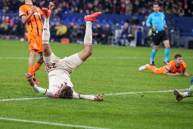 10 12 2024, Football, UEFA Champions League, Shakhtar Donetsk FC Bayern Munich, Arena AufSchalke Gelsenkirchen, Matchday 8 Season 2024 2025 Goal celebration after the 2 1 goal by Thomas Müller Bayern 25 Thomas Müller Bayern 25 rolls off with a backward roll after scoring DFB regulations prohibit any use of photographs as image sequences and or quasi video North Rhine-Westphalia Germany