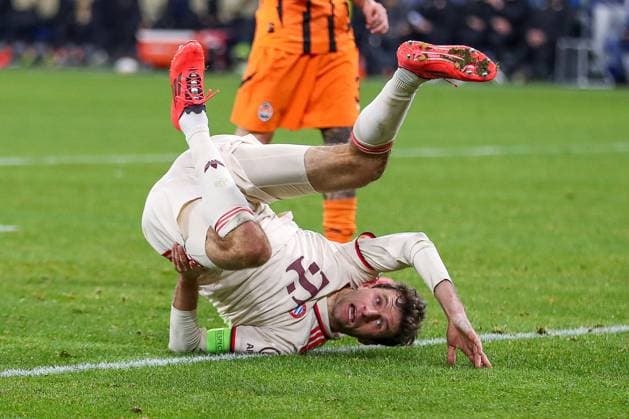 10 12 2024, Football, UEFA Champions League, Shakhtar Donetsk FC Bayern Munich, Arena AufSchalke Gelsenkirchen, Matchday 8 Season 2024 2025 Goal celebration after the 2 1 goal by Thomas Müller Bayern 25 Thomas Müller Bayern 25 rolls off with a backward roll after scoring DFB regulations prohibit any use of photographs as image sequences and or quasi video North Rhine-Westphalia Germany