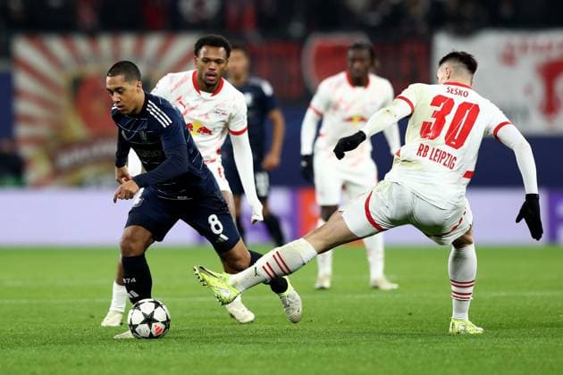 10 12 2024, xtgx, Football UEFA Champions League, RB Leipzig Aston Villa emspor, v l Youri Tielemans Aston Villa FC Lois Openda RB Leipzig Benjamin Sesko RB Leipzig Zweikampf, Aktion, action, battle for the ball DFL DFB REGULATIONS PROHIBIT ANY USE OF PHOTOGRAPHS as IMAGE SEQUENCES and or QUASI VIDEO Leipzig