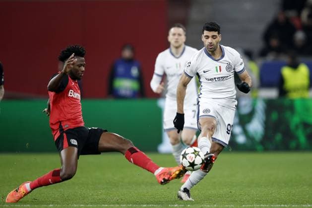 LEVERKUSEN - (l-r) Edmond Tapsoba of Bayer 04 Leverkusen , Mehdi Taremi of FC Internazionale Milano during the UEFA Champions league match between Bayer 04 Leverkusen and FC Internazionale Milano at the Bay Arena on Dec. 10, 2024 in Leverkusen, Germany. ANP Hollandse Hoogte BART STOUTJESDIJK UEFA Champions League 2024 25 League phase 6 2024 25 xVIxANPxSportx xBartxStoutjesdijkxIVx 515411138 originalFilename: 515411138.jpg