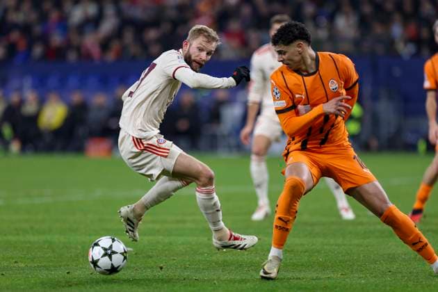 Gelsenkirchen, Germany, 10 12 24 Konrad Laimer FC Bayern Munich and Alaa Ghram FC Shakhtar Donetsk fighting for the ball during the Champions League group stage match between FC Shakhtar Donetsk vs FC Bayern Munich at Arena AufSchalke Gelsenkirchen Arena AufSchalke North Rhine Westphalia Germany Copyright: xBrauer-Fotoagenturx xAdrianxSchlx
