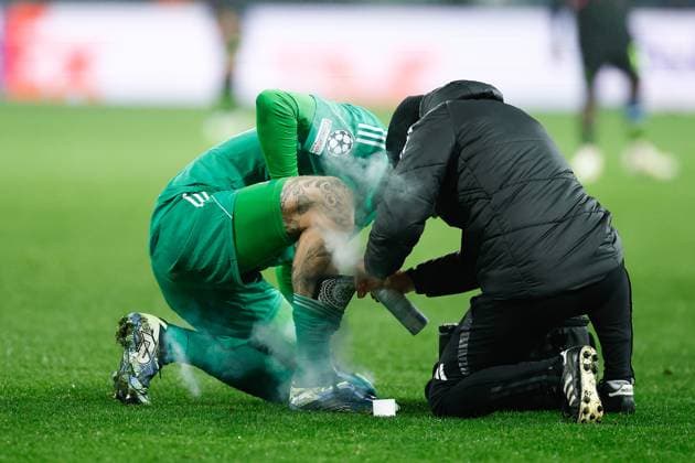 Sport Bilder des Tages GUINGAMP, 10-12-2024. Stade de Roudourou. UEFA Champions League season 2024 25, match between PSV and Stade Brest 29, Stade Brest goalkeeper Marco Bizot Brest - PSV  x26977993x Copyright: