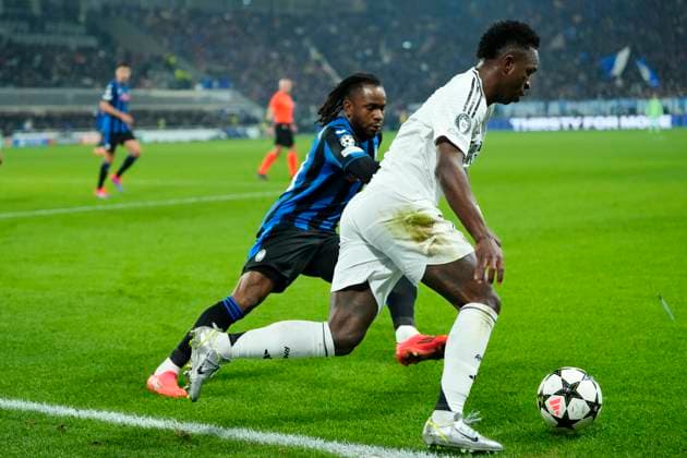 Atalanta BC v Real Madrid C.F. - UEFA Champions League 2024 25 League Phase MD6 Vinicius Junior left winger of Real Madrid and Brazil and Ademola Lookman second striker of Atalanta and Nigeria compete for the ball during the UEFA Champions League 2024 25 League Phase MD6 match between Atalanta BC and Real Madrid C.F. at Stadio di Bergamo on December 10, 2024 in Bergamo, Italy. Bergamo Italy  Copyright: xJosexBretonx originalFilename:bretonhernandez-atalanta241210_nppGE.jpg