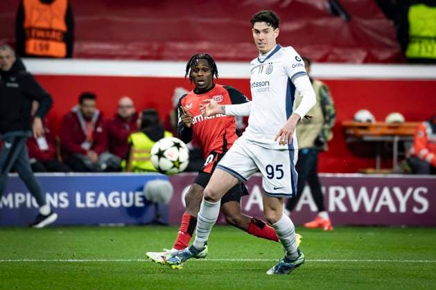 UEFA Champions League, Bayer 04 Leverkusen Inter Milan 10 12 2024 Jeremie Frimpong Bayer 04 Leverkusen, 30 wins against Alessandro Bastioni Inter Milan, 95 UEFA Champions League, Bayer 04 Leverkusen Inter Milan, matchday 6 on 10 12 2024 at BayArena in Leverkusen Copyright: xBEAUTIFULxSPORTS AxelxKohringx