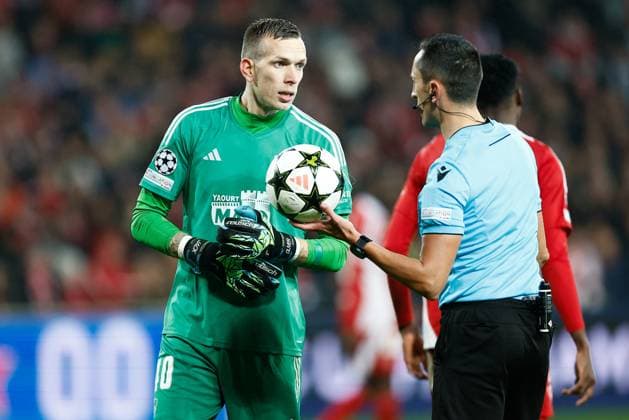 GUINGAMP, 10-12-2024. Stade de Roudourou. UEFA Champions League season 2024 25, match between PSV and Stade Brest 29, Stade Brest goalkeeper Marco Bizot, referee Jose Maria Sanchez Brest - PSV  x26978105x Copyright: