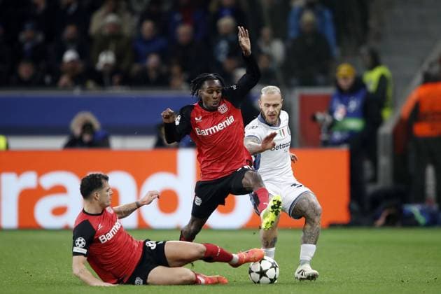LEVERKUSEN - (l-r) Granit Xhaka of Bayer 04 Leverkusen , Jeremie Frimpong of Bayer 04 Leverkusen , Federico Dimarco of FC Internazionale Milano during the UEFA Champions league match between Bayer 04 Leverkusen and FC Internazionale Milano at the Bay Arena on Dec. 10, 2024 in Leverkusen, Germany. ANP Hollandse Hoogte BART STOUTJESDIJK UEFA Champions League 2024 25 League phase 6 2024 25 xVIxANPxSportx xBartxStoutjesdijkxIVx 515411759 originalFilename: 515411759.jpg