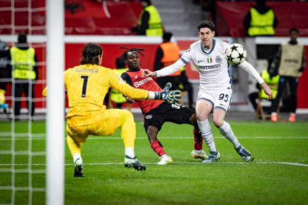 UEFA Champions League, Bayer 04 Leverkusen Inter Milan 10 12 2024 Great chance for Bayer 04 Leverkusen by Jeremie Frimpong Bayer 04 Leverkusen, 30 against Alessandro Bastioni Inter Milan, 95 and Yann Sommer Inter Milan, 1 UEFA Champions League, Bayer 04 Leverkusen Inter Milan, matchday 6 on 10 12 2024 at BayArena in Leverkusen Copyright: xBEAUTIFULxSPORTS AxelxKohringx