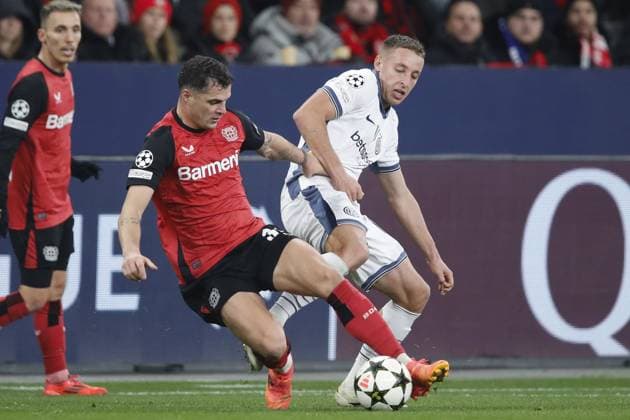 LEVERKUSEN - (l-r) Granit Xhaka of Bayer 04 Leverkusen , Davide Frattesi of FC Internazionale Milano during the UEFA Champions league match between Bayer 04 Leverkusen and FC Internazionale Milano at the Bay Arena on Dec. 10, 2024 in Leverkusen, Germany. ANP Hollandse Hoogte BART STOUTJESDIJK UEFA Champions League 2024 25 League phase 6 2024 25 xVIxANPxSportx xBartxStoutjesdijkxIVx 515412202 originalFilename: 515412202.jpg