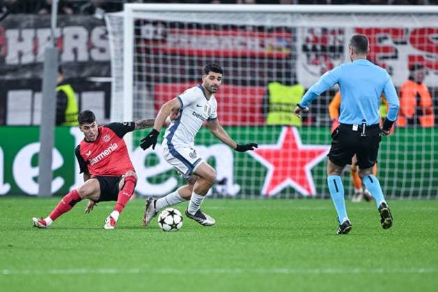10 12 2024, Football, Champions League, Matchday 6, Season 2024 2025, Bayer 04 Leverkusen Inter Milan, Exequiel Palacios Bayer Leverkusen , Mehdi Taremi Inter Milan , xRHR PHOTO TKx Copyright: RHR-FOTOx RHR-FOTO TK