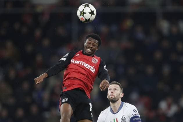 LEVERKUSEN - (l-r) Nathan Tella of Bayer 04 Leverkusen Stefan de Vrij of FC Internazionale Milano during the UEFA Champions league match between Bayer 04 Leverkusen and FC Internazionale Milano at the Bay Arena on Dec. 10, 2024 in Leverkusen, Germany. ANP Hollandse Hoogte BART STOUTJESDIJK UEFA Champions League 2024 25 League phase 6 2024 25 xVIxANPxSportx xBartxStoutjesdijkxIVx 515412871 originalFilename: 515412871.jpg