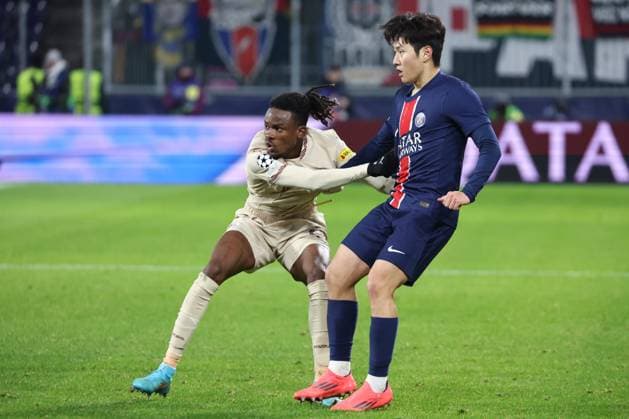 SOCCER - UEFA CL, RBS vs PSG SALZBURG,AUSTRIA,10.DEC.24 - SOCCER - UEFA Champions League, Red Bull Salzburg vs Paris Saint German. Image shows Daouda Guindo (RBS) and Lee Kang-in (PSG).  GEPAxpictures xDavidxGeieregger