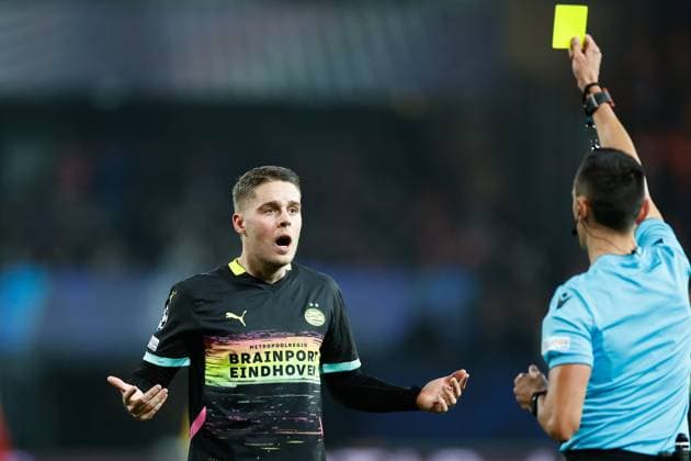 GUINGAMP, 10-12-2024. Stade de Roudourou. UEFA Champions League season 2024 25, match between PSV and Stade Brest 29, yellow card PSV player Joey Veerman, referee Jose Maria Sanchez Brest - PSV  x26978483x Copyright: