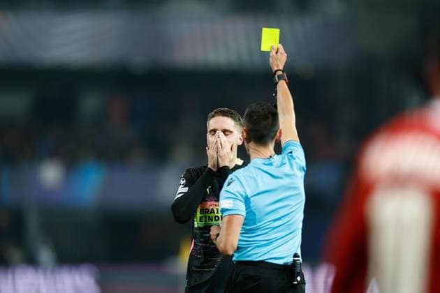 GUINGAMP, 10-12-2024. Stade de Roudourou. UEFA Champions League season 2024 25, match between PSV and Stade Brest 29, yellow card PSV player Joey Veerman, referee Jose Maria Sanchez Brest - PSV  x26978490x Copyright: