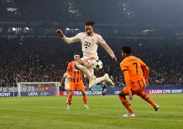 10 12 2024, Football UEFA Champions League 2024 2025, Matchday 6, Shakhtar Donetsk FC Bayern Munich, at the Veltins Arena Gelsenkirchen Michael Olise FC Bayern Munich in the air re Eguinaldo Shakhtar Donetsk DFL and DFB regulations prohibit any use of photographs as image sequences and or quasi video