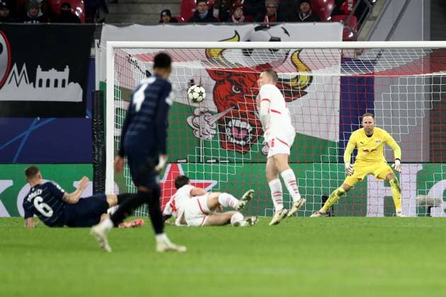 10 12 2024, xtgx, Football UEFA Champions League, RB Leipzig Aston Villa emspor, v l Ross Barkley Aston Villa FC Torschuetze, erzielt das Tor, Treffer, scores the goal 2 3 Peter Gulacsi RB Leipzig DFL DFB REGULATIONS PROHIBIT ANY USE OF PHOTOGRAPHS as IMAGE SEQUENCES and or QUASI VIDEO Leipzig