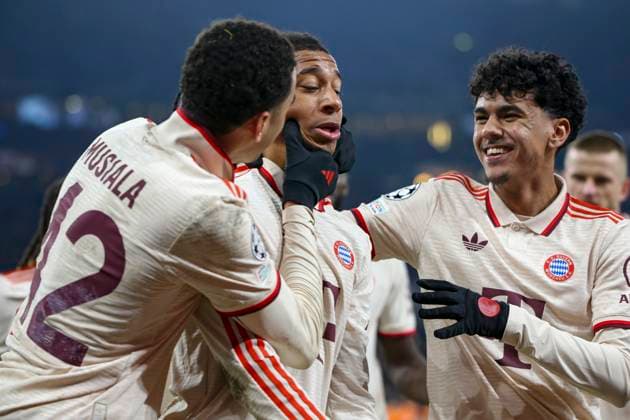 Bilder des Jahres 2024, Sport 12 Dezember Sport Themen der Woche KW50 Sport Bilder des Tages Gelsenkirchen, Deutschland, 10.12.24: Michael Olise (FC Bayern München) Torjubel, jubelt mit seiner Mannschaft nach denm Treffer zum 1:5 zusammen mit Jamal Musiala (FC Bayern München) waehrend des Spiels der Champions League Gruppenphasen zwischen FC Shakhtar Donetsk vs FC Bayern München in der Arena AufSchalke Gelsenkirchen Arena AufSchalke North Rhine-Westphalia Germany *** Gelsenkirchen, Germany, 10 12 24 Michael Olise FC Bayern Munich celebrates with his team after scoring 1 5 together with Jamal Musiala FC Bayern Munich during the Champions League group stage match between FC Shakhtar Donetsk vs FC Bayern Munich at Arena AufSchalke Gelsenkirchen Arena AufSchalke North Rhine Westphalia Germany Copyright: xBrauer-Fotoagenturx xAdrianxSchlx