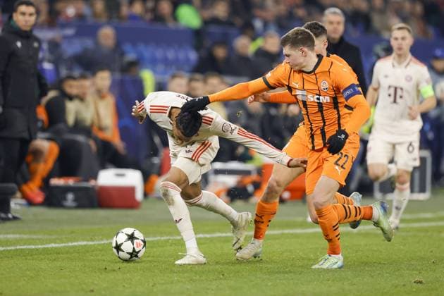 GELSENKIRCHEN, 10-12-2024 , Stadium Veltins-Arena , football, Champions League, season 2024 2025, Bayern Munchen player Michael Olise and Shakhtar Donetsk player Mykola Matviyenko during the match Shakhtar Donetsk - Bayern Munchen Shakhtar Donetsk - Bayern Munchen  x26978759x Copyright: