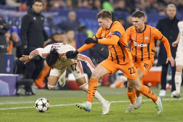GELSENKIRCHEN, 10-12-2024 , Stadium Veltins-Arena , football, Champions League, season 2024 2025, Bayern Munchen player Michael Olise and Shakhtar Donetsk player Mykola Matviyenko during the match Shakhtar Donetsk - Bayern Munchen Shakhtar Donetsk - Bayern Munchen  x26978767x Copyright: