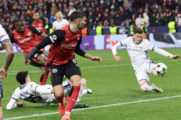 GER, UEFA CL, Bayer 04 Leverkusen GER vs Inter Milan ITA , 10 12 2024, BayArena, Leverkusen, GER, UEFA CL, Bayer 04 Leverkusen GER vs Inter Milan ITA , , pictured 1 0 by Nordi Mukiele Leverkusen 23 , left nordphotoxGmbHx xMeuter nph00351