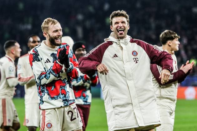 Sport, Football, UEFA Champions League Season 2024 2025 League Phase 6 Matchday FC Shakhtar Donetsk FC Bayern Munich 10 12 2024, Arena AufSchalke Konrad Laimer FC Bayern Munich, 27 Thomas Müller FC Bayern Munich, 25 celebrates victory after the match Gelsenkirchen Arena AufSchalke North Rhine-Westphalia Germany