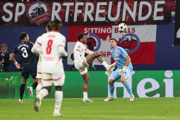 Goalscorer Lois Openda RB Leipzig,11 scores to 1 1 against goalkeeper Emiliano Martinez Aston Villa,23 Champions League league phase season 2024 2025 RB Leipzig vs Aston Villa at the Red Bull Arena in Leipzig action,football,Germany,man,men,10 12 2024