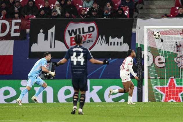 Goalscorer Lois Openda RB Leipzig,11 scores to 1 1 against goalkeeper Emiliano Martinez Aston Villa,23 Champions League league phase season 2024 2025 RB Leipzig vs Aston Villa at the Red Bull Arena in Leipzig action,football,Germany,man,men,10 12 2024