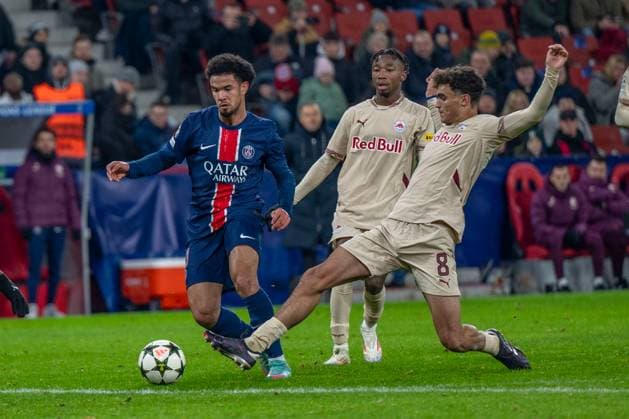 SOCCER - UEFA CL, RBS vs PSG SALZBURG,AUSTRIA,10.DEC.24 - SOCCER - UEFA Champions League, Red Bull Salzburg vs Paris Saint German. Image shows Warren Zaire-Emery (PSG) and Stefan Bajcetic (RBS).  GEPAxpictures xWolfgangxKofler
