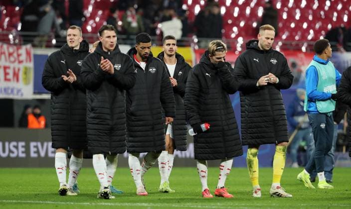 Willi Orban, Kevin Kampl, goalkeeper Peter Gulacsi, Leipzig disappointed after the end of the match at the lap of honor Disappointment Sport Football Football UEFA Champions League UCL Mens 6 Matchday Season 2024 2025 10 12 2024 Rasen Ballsport RB Leipzig RBL vs Aston Villa DFL regulations prohibit any use of photographs as image sequences and or quasi video