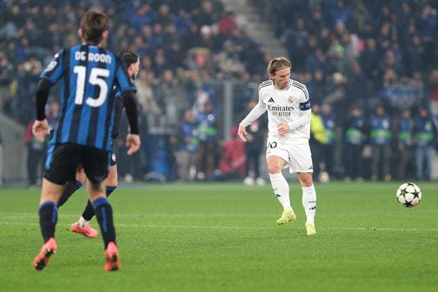 Luka Modric of Real Madrid CF carries the ball in action during the UEFA Champions League 2024 2025 League Phase MD6 football match between Atalanta BC and Real Madrid CF at Gewiss Stadium on December 10, 2024, Bergamo, Italy.  Copyright: xRobertoxTommasini IPAxSportx xipa-agency.netx xx IPA_52290431 IPA_Agency_IPA52290431