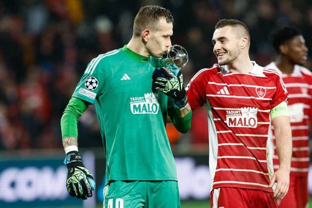 Sport Themen der Woche KW50 Sport Bilder des Tages GUINGAMP, 10-12-2024. Stade de Roudourou. UEFA Champions League season 2024 25, match between PSV and Stade Brest 29, Stade Brest goalkeeper Marco Bizot man of the match Brest - PSV  x26978932x Copyright: