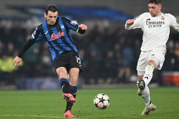 Atalanta BC v Real Madrid C.F. - UEFA Champions League 2024 25 League Phase MD6 Marten de Roon of Atalanta BC is in action during the UEFA Champions League League Stage match, phase MD6, between Atalanta BC and Real Madrid CF on December 10, 2024, at Gewiss Stadium in Bergamo, Italy. Bergamo Italy  Copyright: xTizianoxBallabiox originalFilename:ballabio-atalanta241210_npExA.jpg