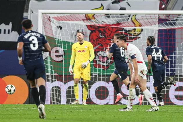 Willi Orban RB Leipzig,4 and goalkeeper Peter Gulacsi RB Leipzig,1 scorer Ross Barkley Aston Villa,6 scores to 2 3, the ball is deflected by Lukas Klostermann RB Leipzig,16 Champions League league phase season 2024 2025 RB Leipzig vs Aston Villa at the Red Bull Arena in Leipzig action,football,Germany,man,men,10 12 2024
