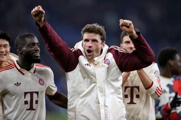 10.12.2024, Fussball UEFA Champions League 2024 2025, 6.Spieltag, Schachtar Donezk - FC Bayern München, in der Veltins-Arena Gelsenkirchen. Schlussjubel nach dem 5:1 Sieg, Thomas Müller (FC Bayern München) und Dayot Upamecano (FC Bayern München) ***DFL and DFB regulations prohibit any use of photographs as image sequences and or quasi-video.***