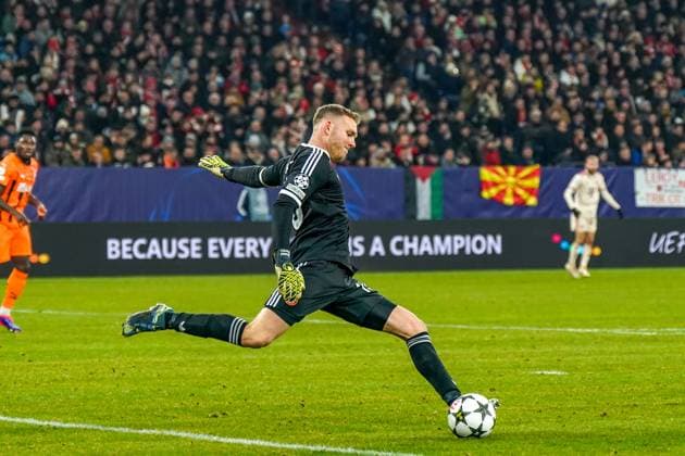Football UEFA Champions League 2024 2025, Matchday 6 FC Shakhtar Shakhtar Donetsk vs FC Bayern Munich Arena AufSchalke Gelsenkirchen Daniel Peretz FC Bayern Munich, 18 at the ball strike Copyright: xJOERANxSTEINSIEKx