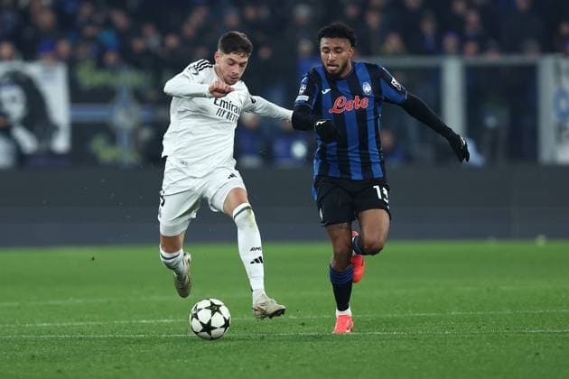 Federico Valverde (Real Madrid Cf) und Ederson Jose (Atalanta Bc) battle for the ball, UEFA Champions League 2024 25 League Phase MD1, Atalanta BC v Real Madrid C.F., Gewiss Stadium, December 10, 2024, Bergamo, Italy.