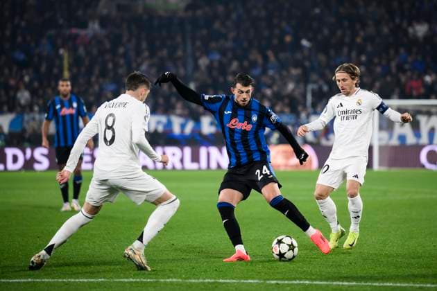 Atalanta BC v Real Madrid CF - UEFA Champions League Lazar Samardzic of Atalanta BC competes for the ball with Federico Valverde and Luka Modric of Real Madrid CF during the UEFA Champions League 2024 25 league phase football match between Atalanta BC and Real Madrid CF. Bergamo Italy Copyright: xNicolòxCampox