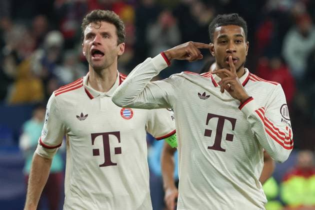 UEFA Champions League Shakhtar Donetsk FC Bayern Munich on 10 12 2024 at the Arena auf Schalke in Gelsenkirchen Cheering, goal celebration, goal scorer, goal scorer Michael Olise Muenchen 17 cheers with the team after his goal for 1 to 3, here with Thomas Müller Mueller Muller Muenchen 25 MH