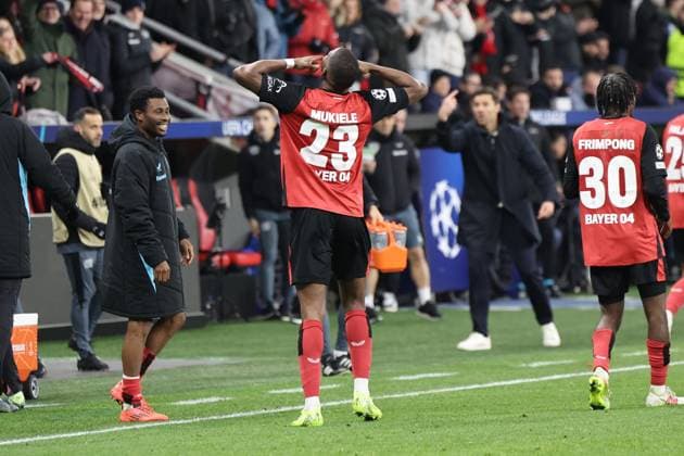 GER, UEFA CL, Bayer 04 Leverkusen GER vs Inter Milan ITA , 10 12 2024, BayArena, Leverkusen, GER, UEFA CL, Bayer 04 Leverkusen GER vs Inter Milan ITA , , pictured Nordi Mukiele Leverkusen 23 , celebrates his goal in front of the fans nordphotoxGmbHx xMeuter nph00351