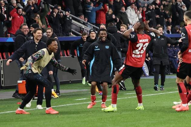 GER, UEFA CL, Bayer 04 Leverkusen GER vs Inter Milan ITA , 10 12 2024, BayArena, Leverkusen, GER, UEFA CL, Bayer 04 Leverkusen GER vs Inter Milan ITA , , pictured Nordi Mukiele Leverkusen 23 , celebrates his goal for 1 0 in front of the Leverkusen bench and the fans nordphotoxGmbHx xMeuter nph00351