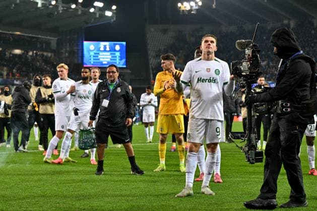 241210 Champions League MD 6 Club Brugge vs Sporting CP Viktor Gyokeres (9) of Sporting reacts towards the fans and supporters of Sporting after being thrown fireworks towards him during a soccer game between Belgian Club Brugge KV and Portugese Sporting CP Lissabon in the UEFA Champions League League Phase day 6 of the 2024-25 season, on Tuesday 10 December 2024 in Brugge , Belgium . PHOTO Isosport David Catry Brugge Belgium  Copyright: xDavidxCatryx 20241210DC2_7382