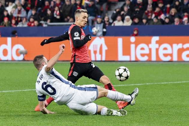 GER, UEFA CL, Bayer 04 Leverkusen GER vs Inter Milan ITA , 10 12 2024, BayArena, Leverkusen, GER, UEFA CL, Bayer 04 Leverkusen GER vs Inter Milan ITA , , in the picture scoring chance for Alex Grimaldo Leverkusen 20 , Stefan de Vrij Inter Milan 6 , can still prevent it nordphotoxGmbHx xMeuter nph00351