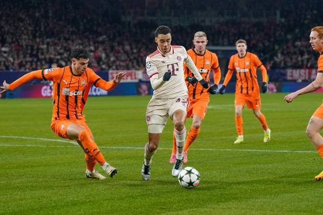 Football UEFA Champions League 2024 2025, Matchday 6 FC Shakhtar Shakhtar Donetsk vs FC Bayern Munich Arena AufSchalke Gelsenkirchen Jamal Musiala FC Bayern Munich, 42 on the ball Copyright: xJOERANxSTEINSIEKx