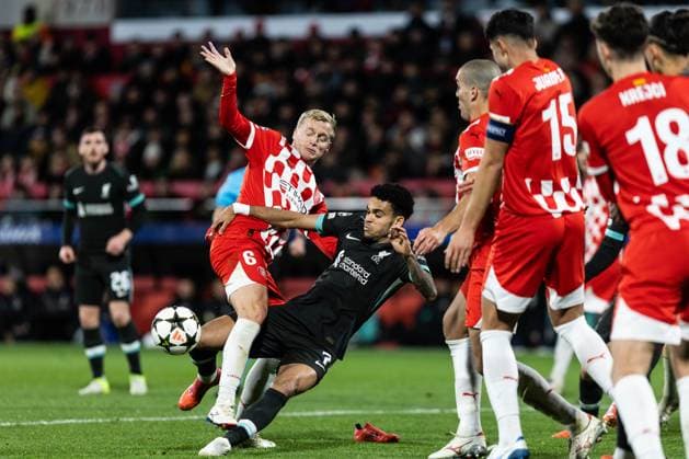Sport Bilder des Tages December 10, 2024, Barcelona, Barcelona, Spain: Doony Van de Beek L of Girona and Luis Diaz R of Liverpool seen in the action of penalty during the match of matchday 6 to UEFA Champions League between Girona F.C and Liverpool F.C at Estadi Montilivi. Finals score; Girona F.C : Liverpool F.C Barcelona Spain - ZUMAs316 20241210_znp_s316_065 Copyright: xMartixSeguraxRamonedax