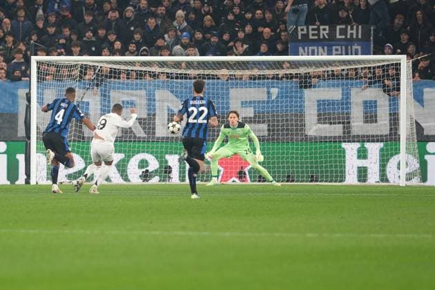 Atalanta BC v Real Madrid C.F. - UEFA Champions League 2024 25 League Phase MD6 Kylian Mbappe of Real Madrid CF is in action during the UEFA Champions League 2024 2025 League Phase MD6 football match between Atalanta BC and Real Madrid CF at Gewiss Stadium in Bergamo, Italy, on December 10, 2024. Bergamo Italy  Copyright: xRobertoxTommasinix originalFilename:tommasini-atalanta241210_npbIQ.jpg