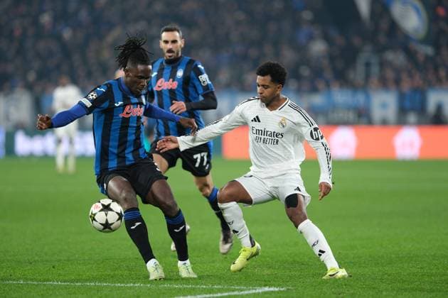 Atalanta BC v Real Madrid C.F. - UEFA Champions League 2024 25 League Phase MD6 Rodrygo of Real Madrid CF contrasts with Odilon Kossounou of Atalanta BC 1907 during the UEFA Champions League 2024 2025 League Phase MD6 football match between Atalanta BC and Real Madrid CF at Gewiss Stadium in Bergamo, Italy, on December 10, 2024. Bergamo Italy  Copyright: xRobertoxTommasinix originalFilename:tommasini-atalanta241210_npE1p.jpg